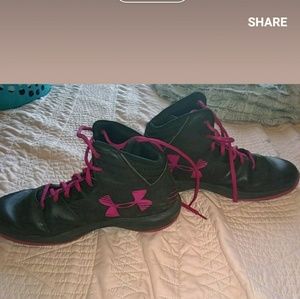 black and pink Under Armour basketball shoes